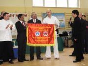 Võ sư Nguyễn Ngọc Nội phát biểu và tặng cờ lưu niệm cho Đại hội